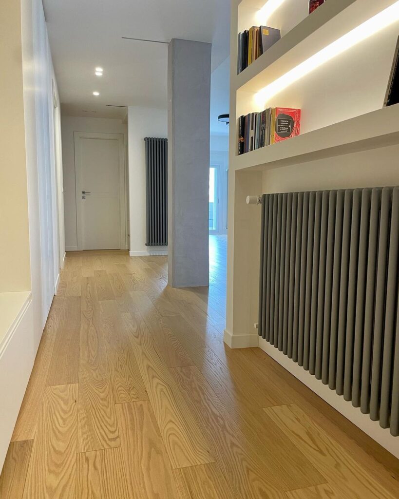 Particolare dell’arredamento in legno e dei colori caldi di Casa R.M., valorizzato da un’illuminazione studiata su misura.