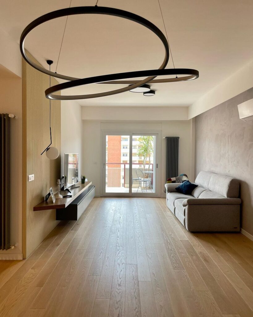 Sospensione Lieve di Faneurope Lighting nel soggiorno di Casa R.M., illuminazione scenografica e minimalista, integrata con arredamento moderno.