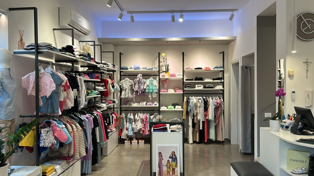 Vele luminose con strip LED RGBW per effetti scenografici nello store Milano Junior