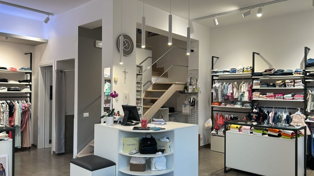 Sospensioni Atom installate sul banco cassa del negozio Milano Junior Terrasini