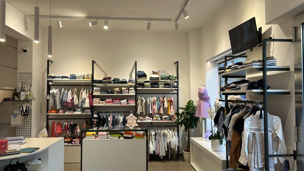 Binari trifase con proiettori Crown Beneito Faure installati nel negozio Milano Junior